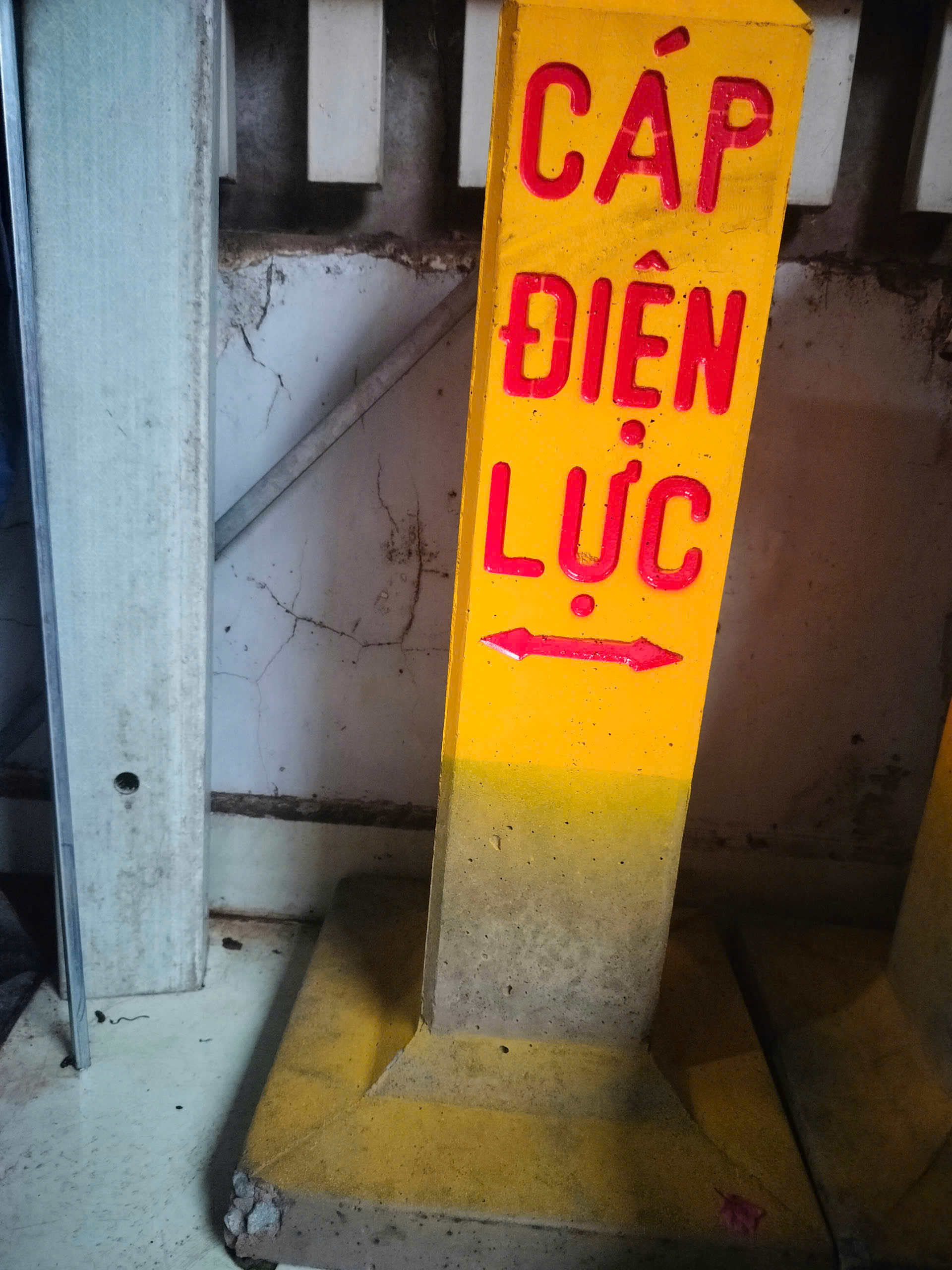 Cọc bê tông cảnh báo cáp ngầm