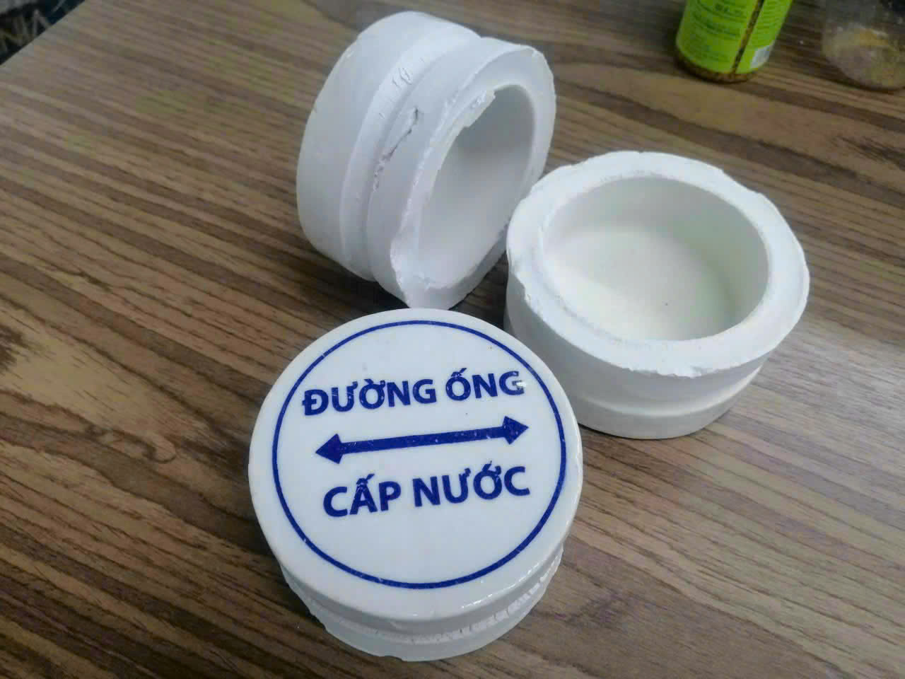 mốc sứ cảnh báo đường ống cấp nước
