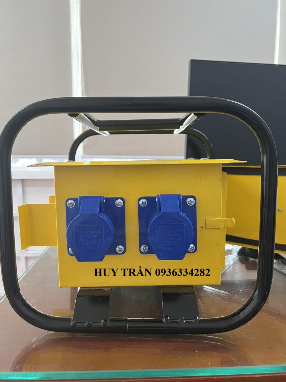 Tủ điện thi công xách tay màu vàng-3 pha